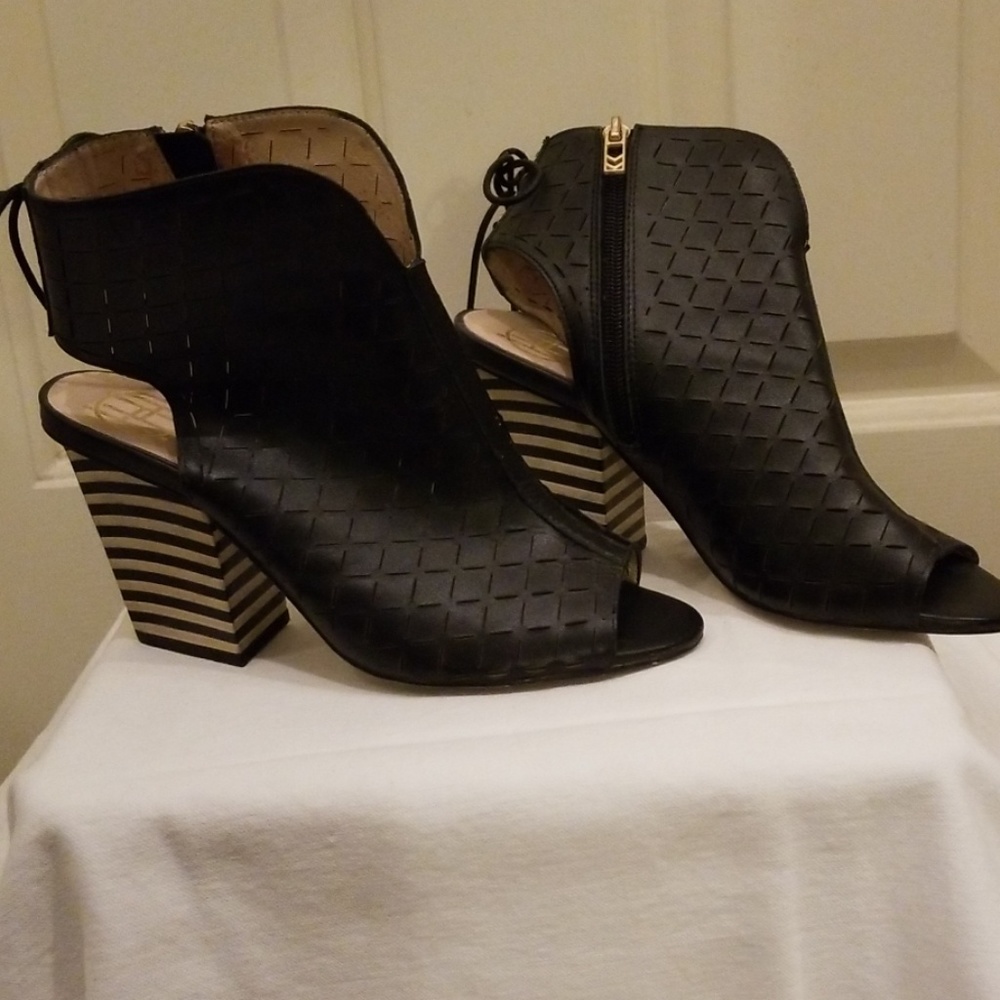 House of Harlow bootie